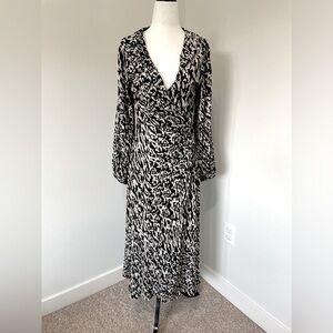 H&M Black and White V Neck Wrap Crinkle Texture Dress w Bishop Sleeve Size Small